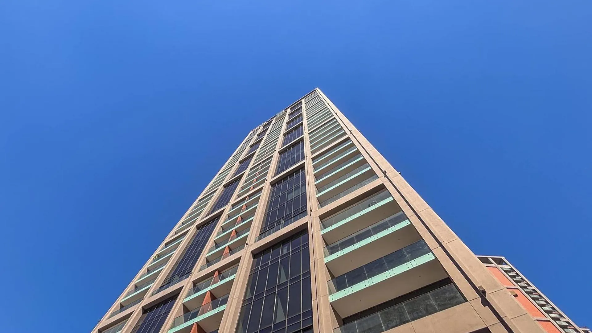Frank Porter - Peninsula Five Dubaj Egyesült Arab Emírségek