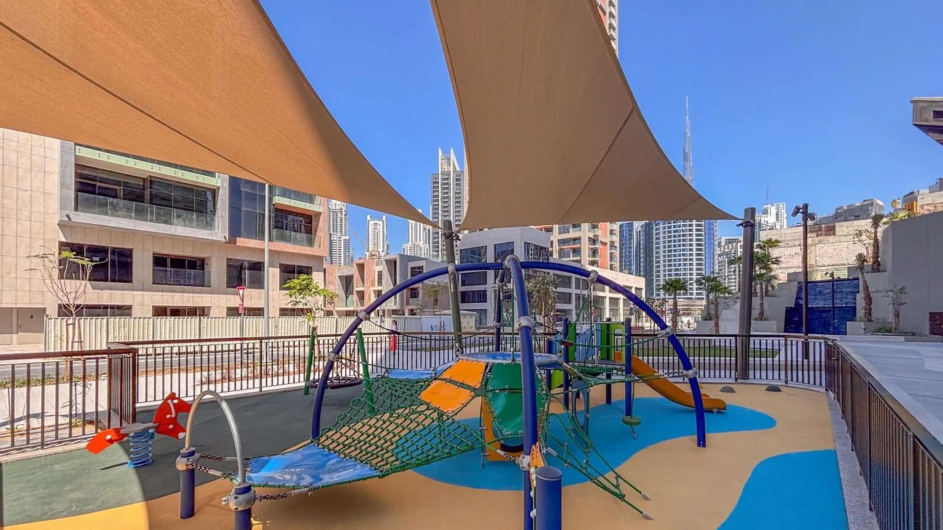 Frank Porter - Peninsula Five Dubai 0*,  United Arab Emirates